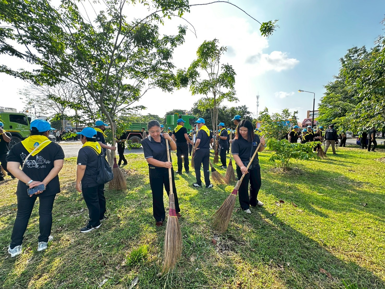 title - วันที่ 1 เมษายน 2569 นายวิทูล ประดิษฐบุญ ปฏิรูปที่ดินจังหวัดปราจีนบุรี มอบหมายให้เจ้าหน้าที่ ส.ป.ก.ปราจีนบุรี เข้าร่วมกิจกรรม จิตอาสาเนื่องในวันที่ระลึกพระบาทสมเด็จพระพุทธยอดฟ้าจุฬาโลกมหาราช และวันที่ระลึกมหาจักรีบรมราชวงศ์ 6 เมษายน 2569